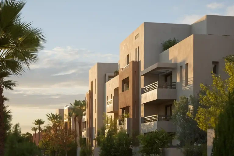 Façade nord d’un immeuble d’appartement à Marrakech, ombre légère et ambiance fraîche